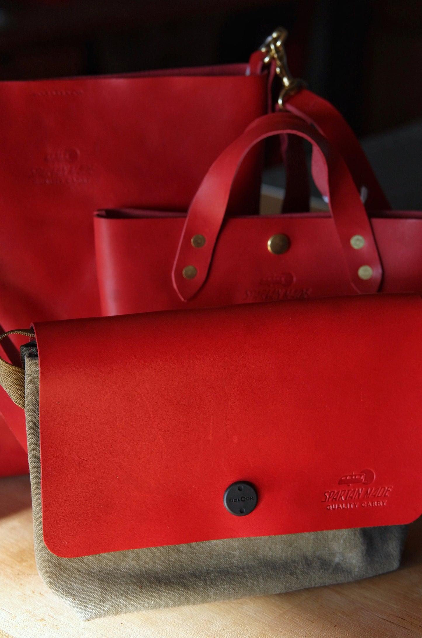 Sacoche in Red/Olive
