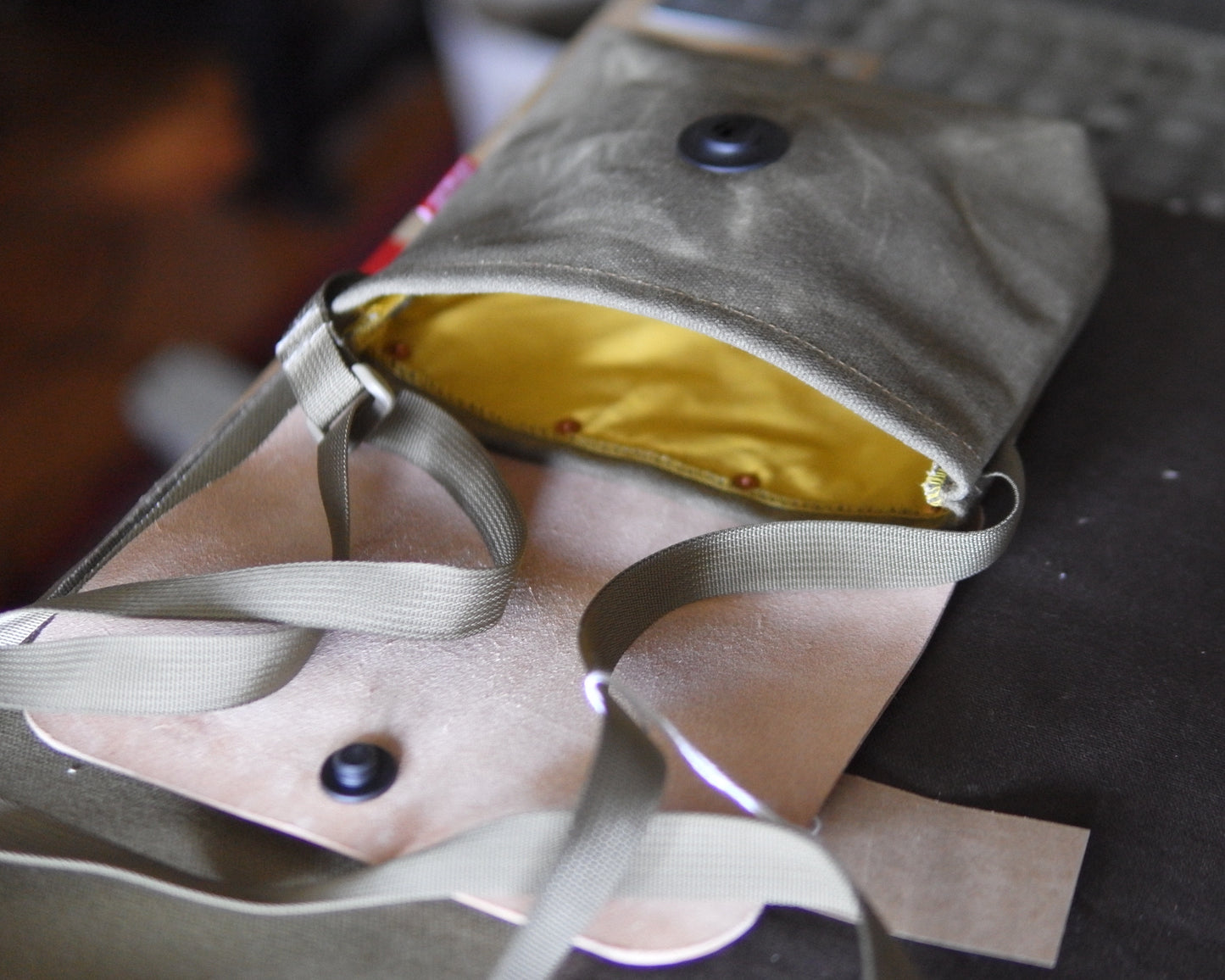Sacoche in Natural/Olive