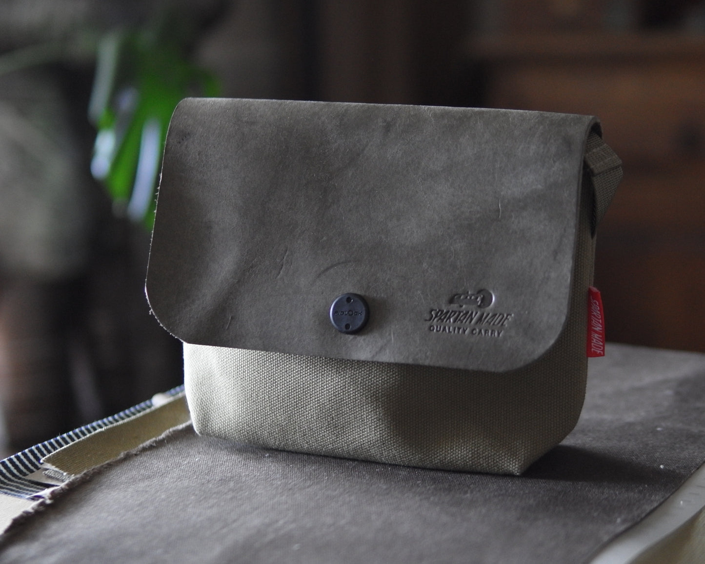 Sacoche in Grey/ Light Olive