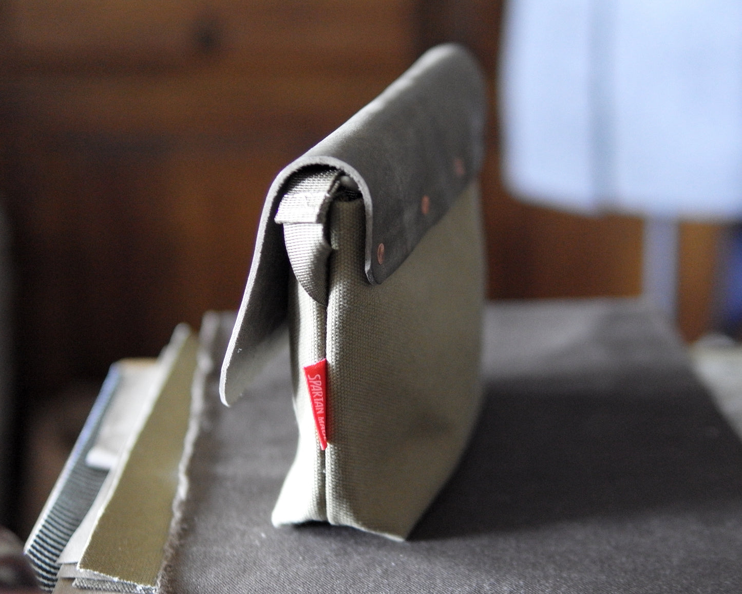 Sacoche in Grey/ Light Olive