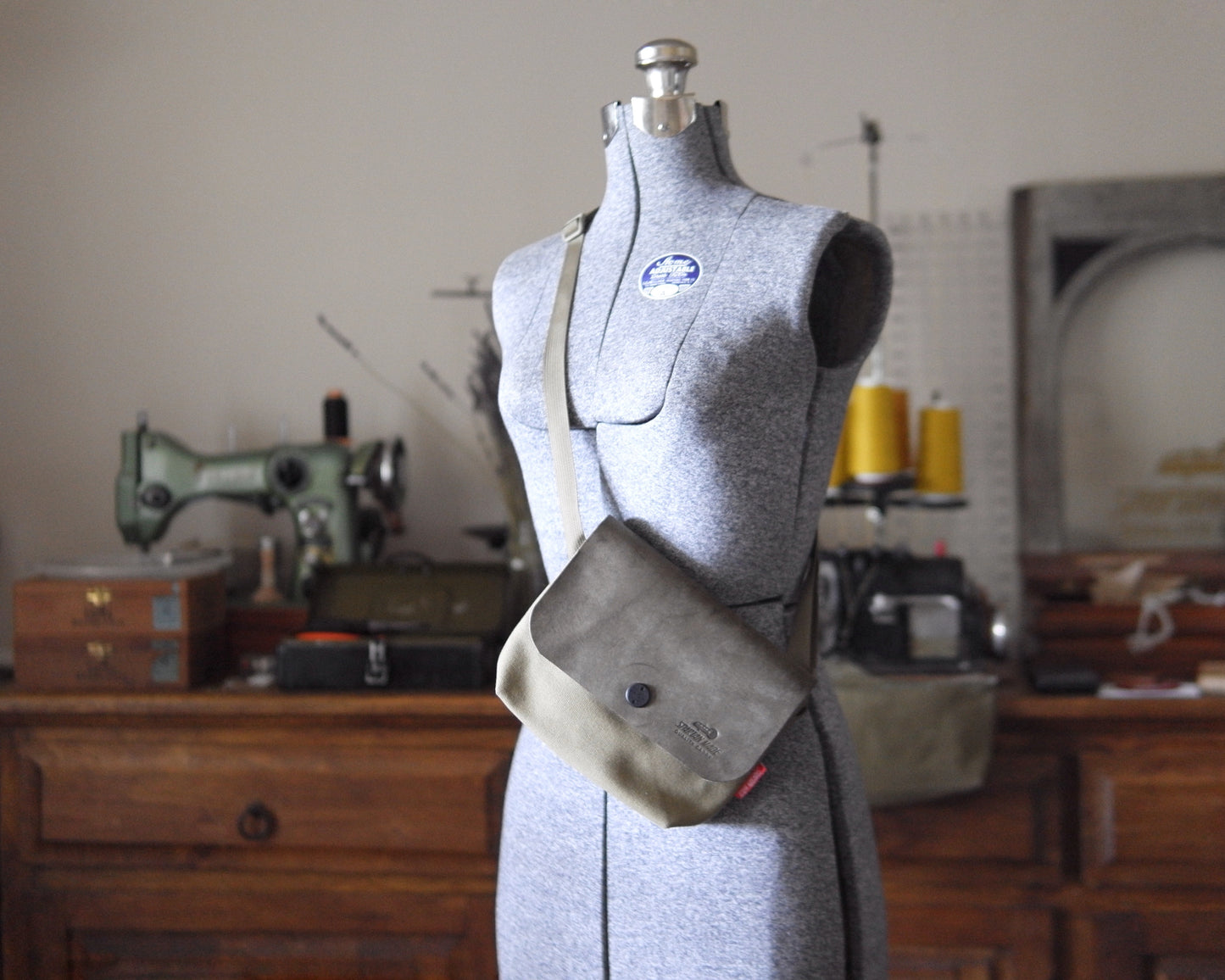 Sacoche in Grey/ Light Olive