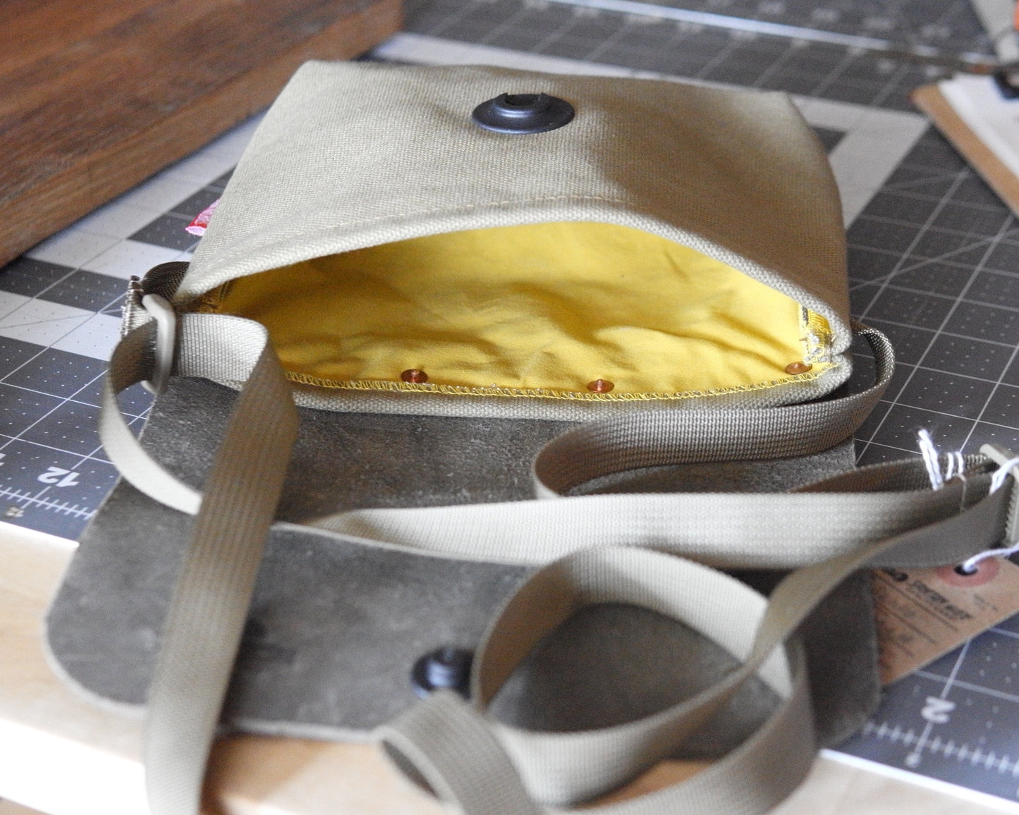 Sacoche in Grey/ Light Olive