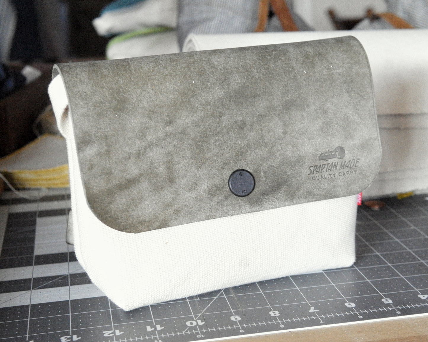 Sacoche in Grey/White