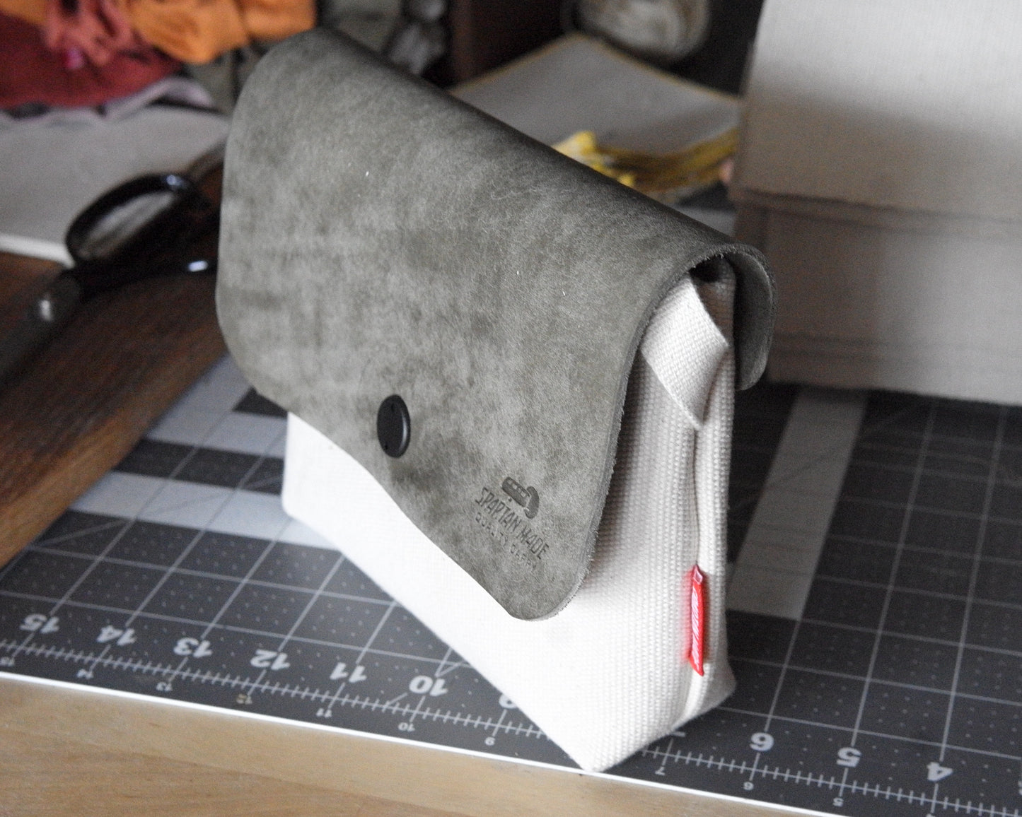 Sacoche in Grey/White