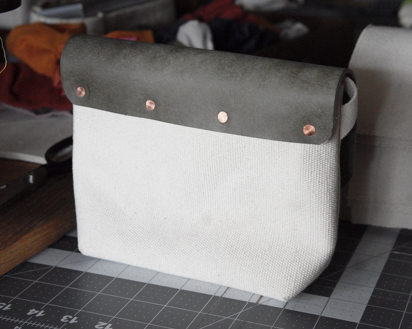 Sacoche in Grey/White