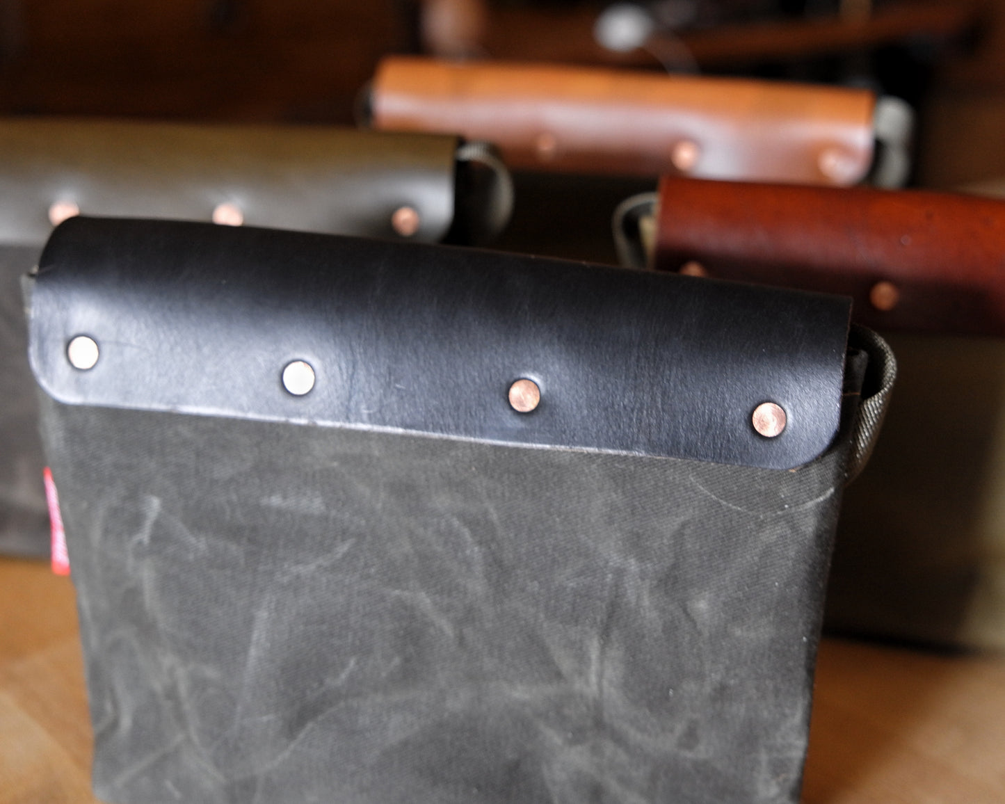 Sacoche in Black/Dark Olive