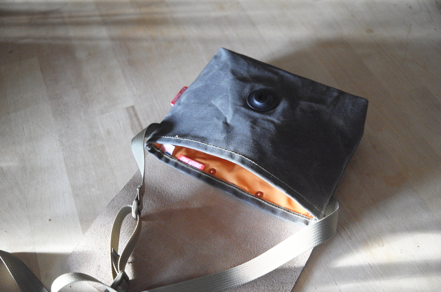Sacoche in Black/Dark Olive