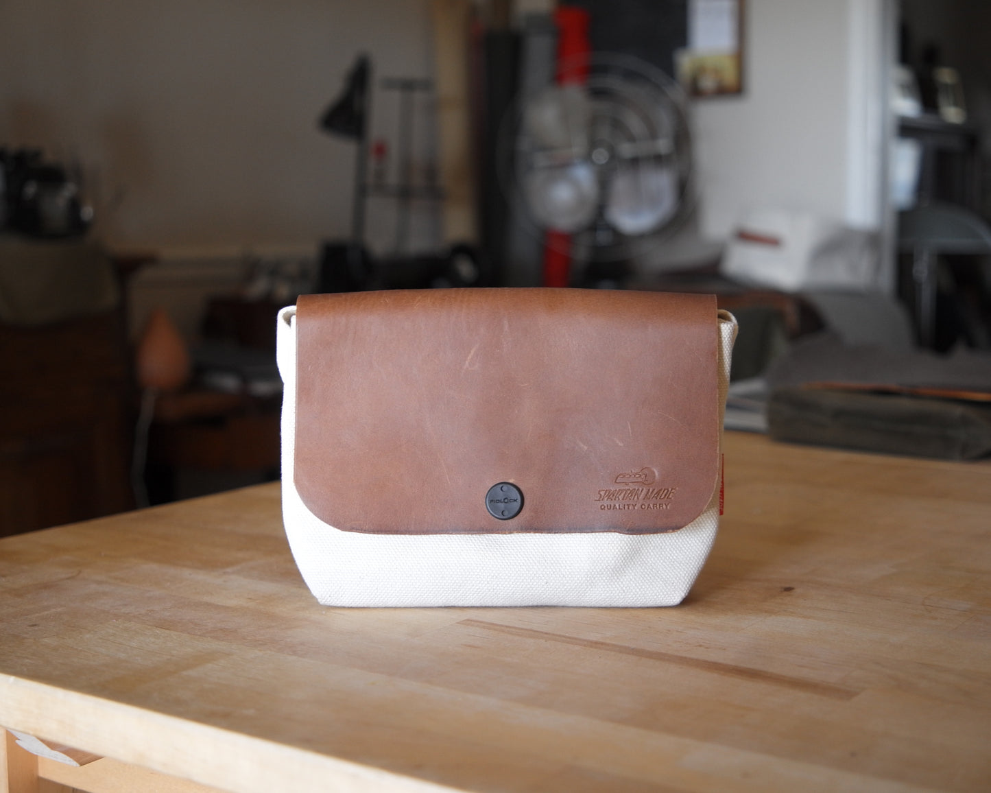Sacoche in Brown/White