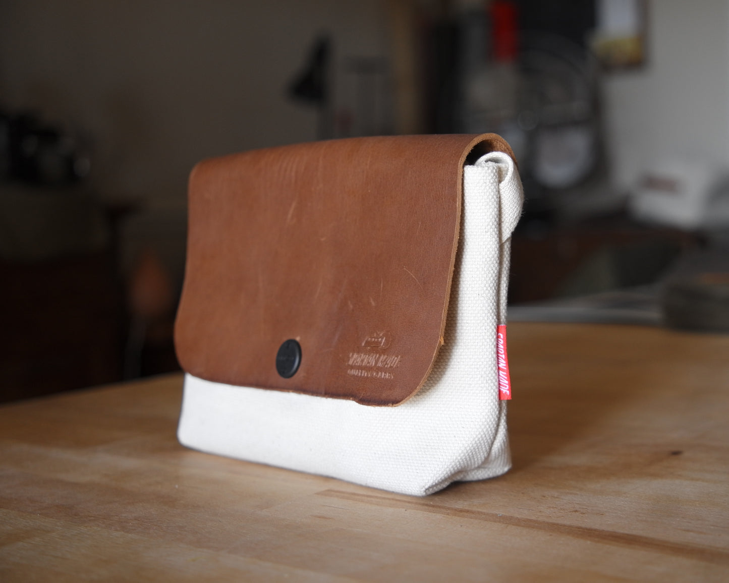 Sacoche in Brown/White