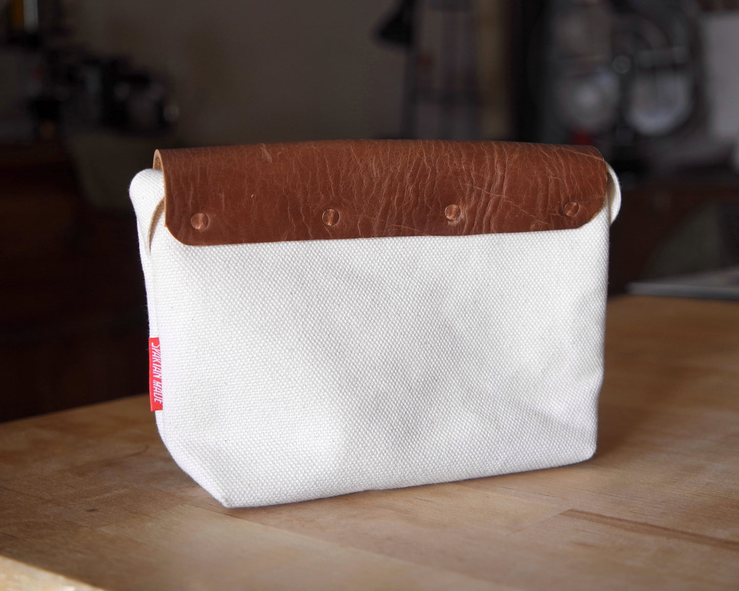 Sacoche in Brown/White