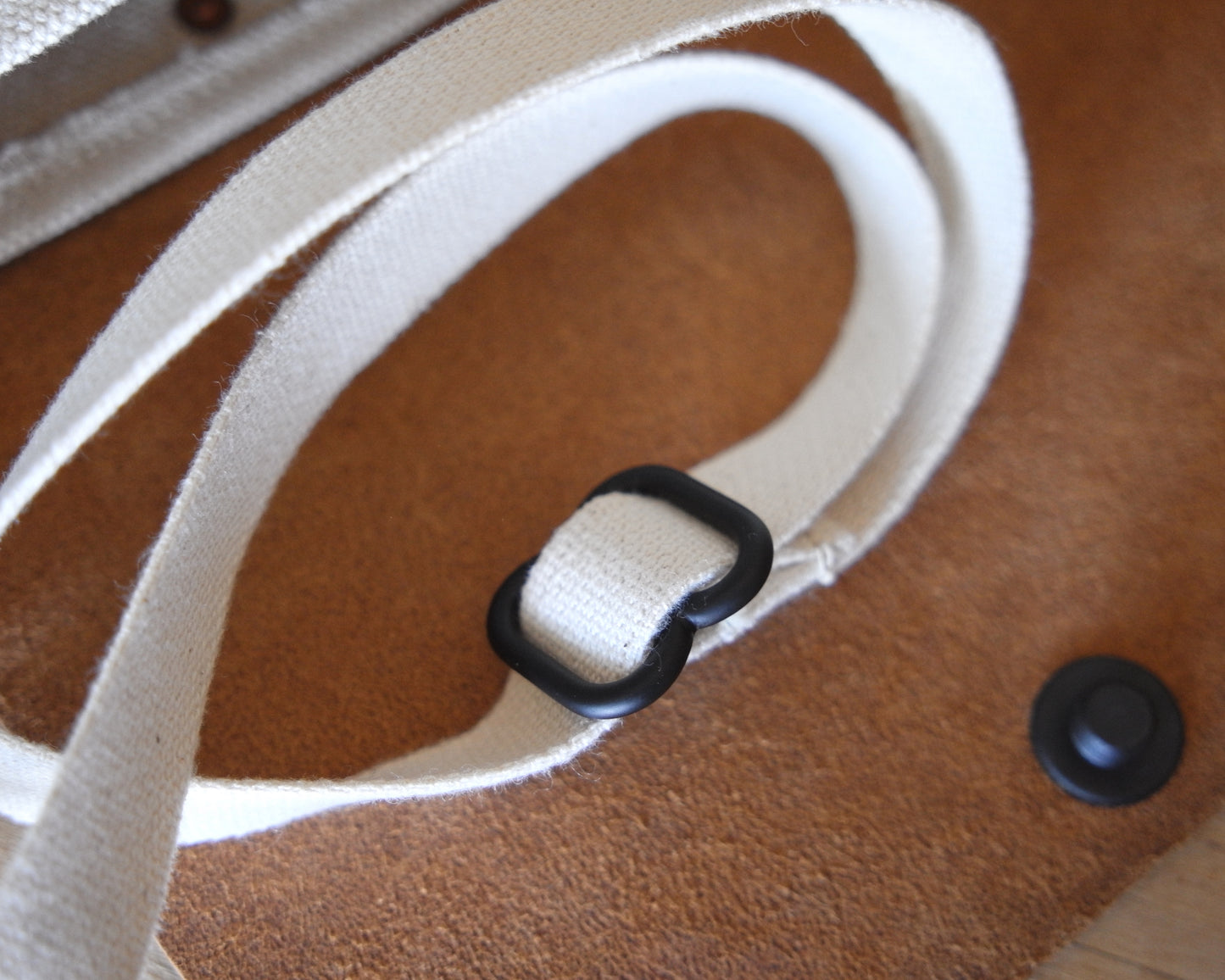 Sacoche in Brown/White